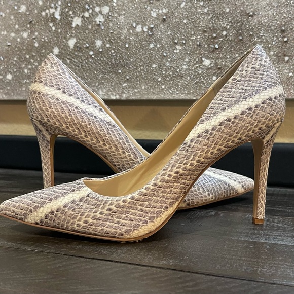 Grey White Python Snake Print, High Heels Pumps size 10 Vince Camuto Worn Twice - Picture 1 of 6